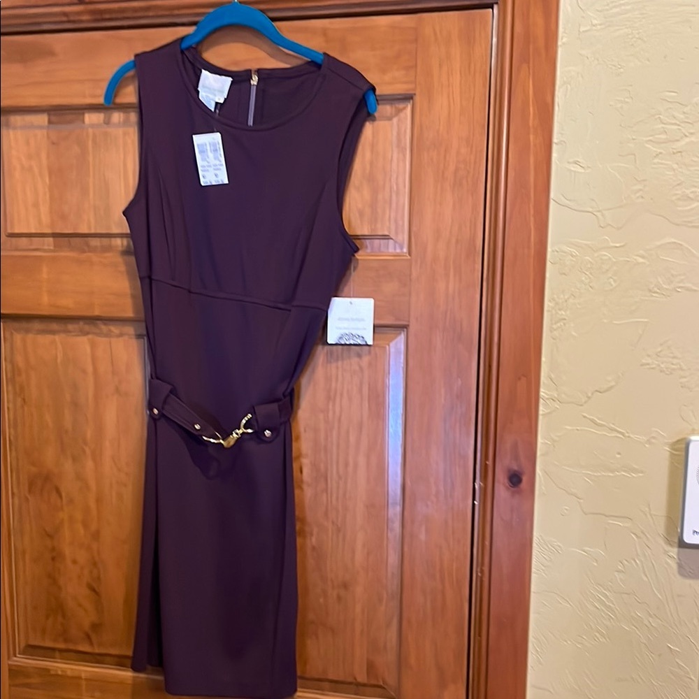 Chic Sleeveless Dress with Belt